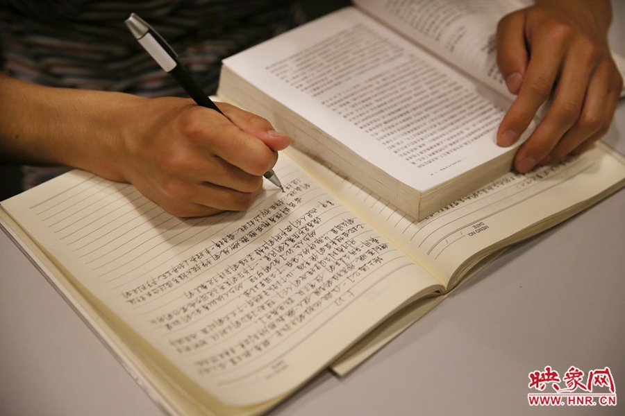 看書(shū)的人。