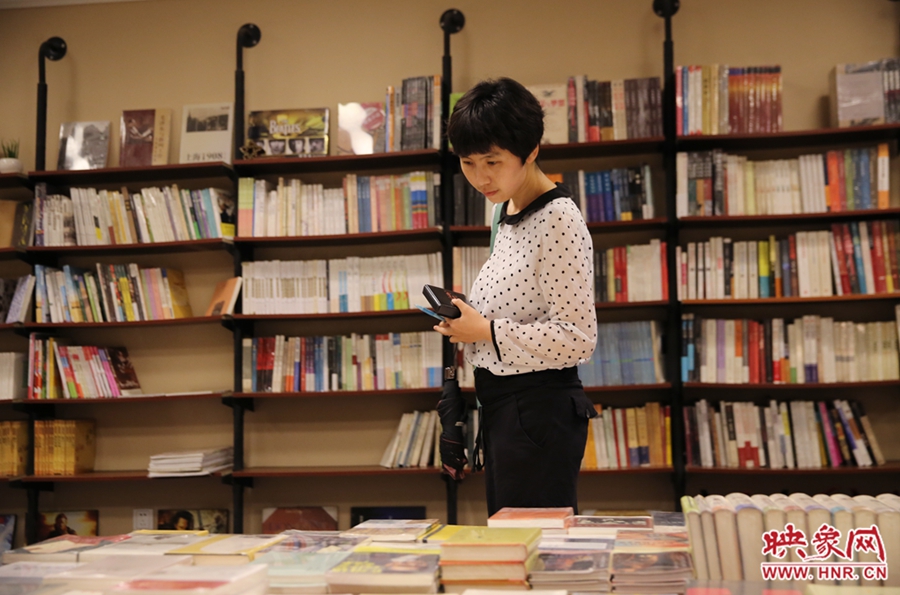 看書(shū)的人。