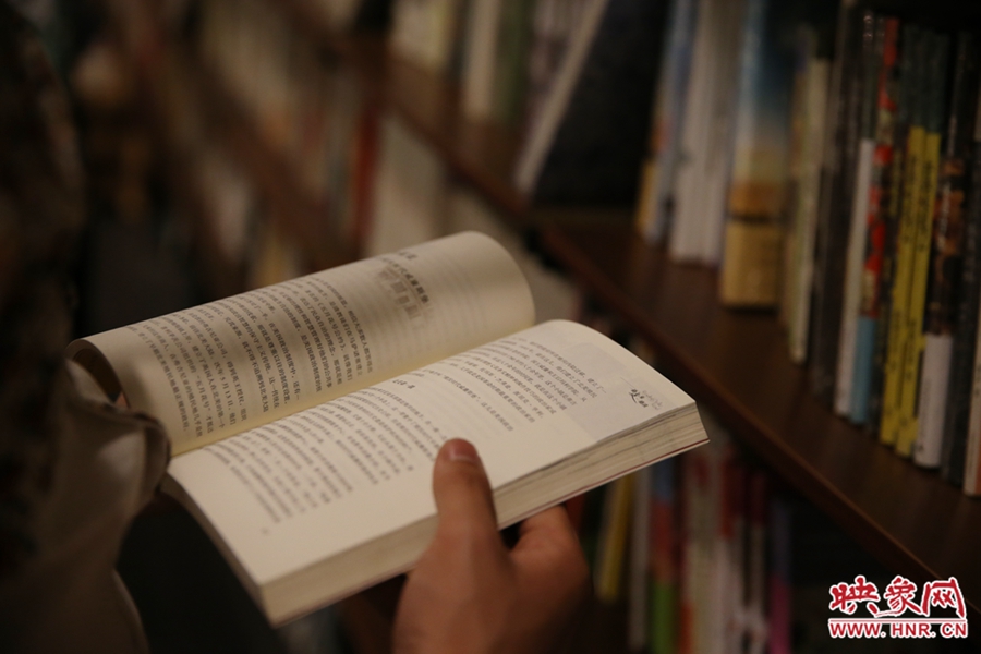 看書(shū)的人。