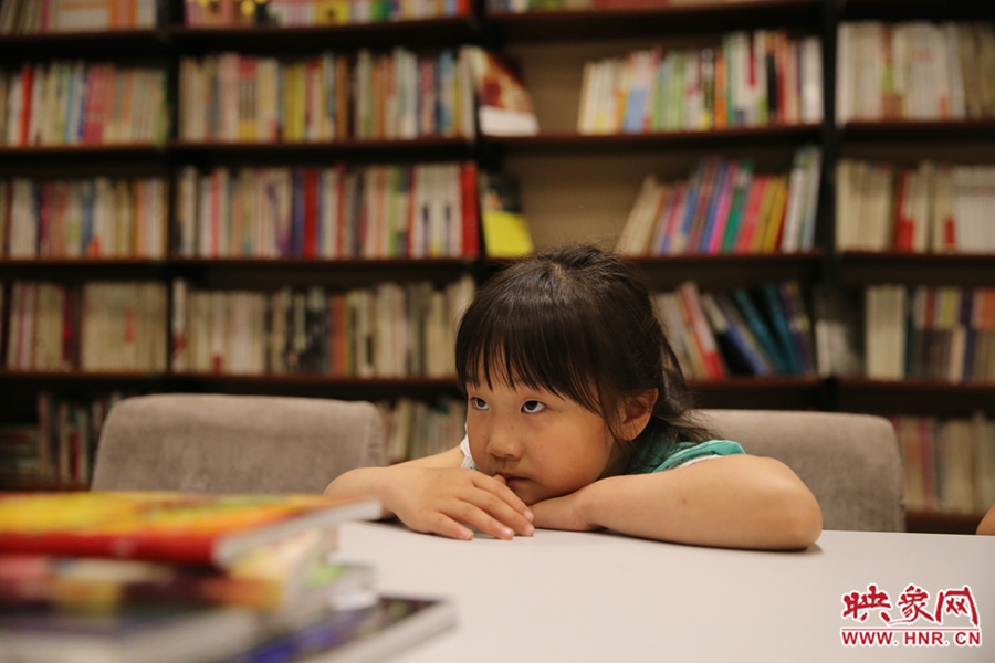 看書(shū)的人。