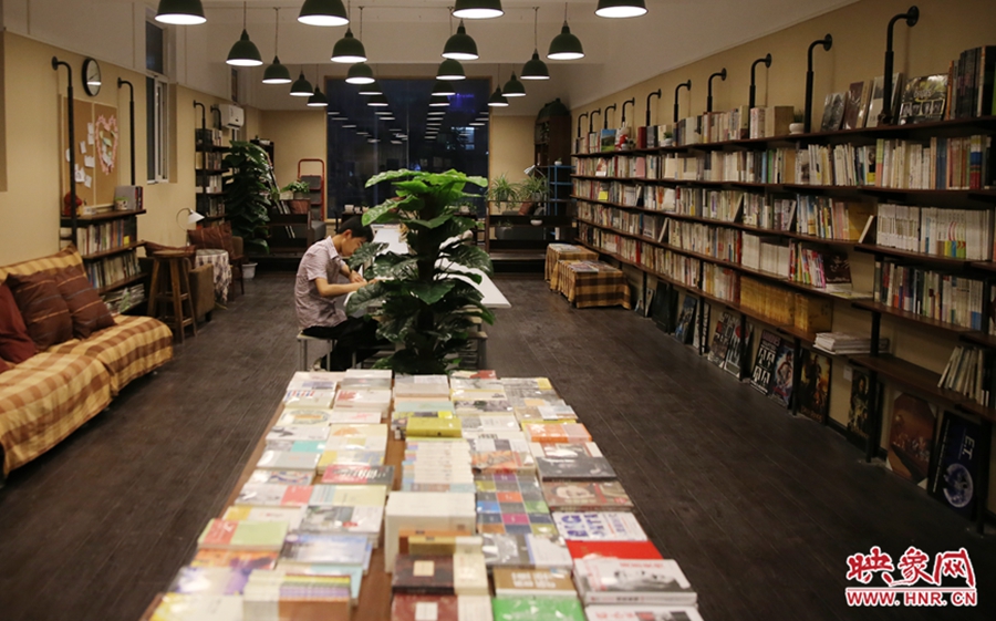 看書(shū)的人。