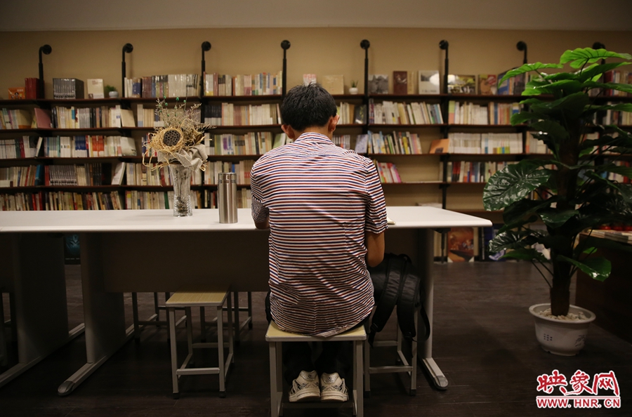 5月23日晚，鄭州一家24小時（周五、周六）書店營業(yè)。慕名而來的客人在看書。