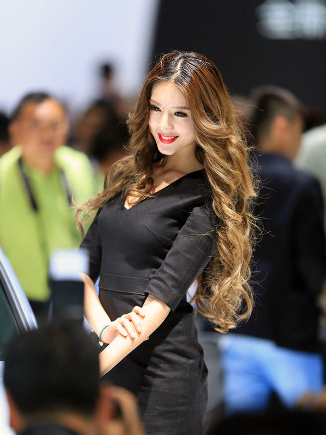 2014成都車(chē)展最美車(chē)模出爐 酥胸、長(zhǎng)腿、美背