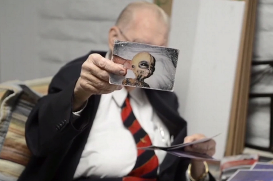 美國(guó)工程師臨終前曝光外星人照片 稱曾與外星人交談