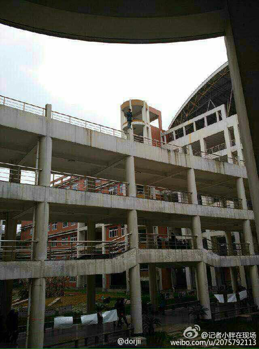 大學(xué)生表白失敗 當同學(xué)面跳樓全程