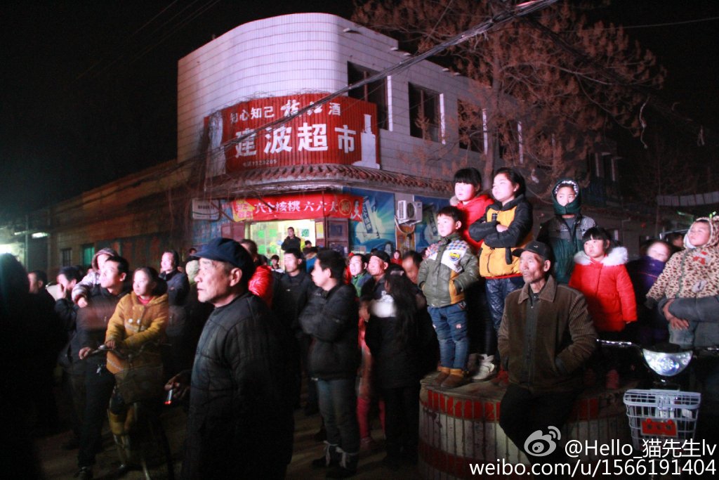 河北邯鄲一農(nóng)村辦葬禮 請女郎跳脫衣舞助興