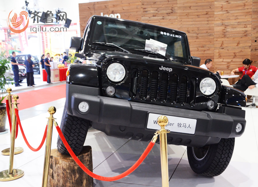 美女豪車(chē)齊聚濰坊魯臺(tái)國(guó)際車(chē)展