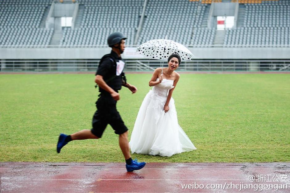 特警大喜之日參加比武 新娘穿婚紗雨中加油