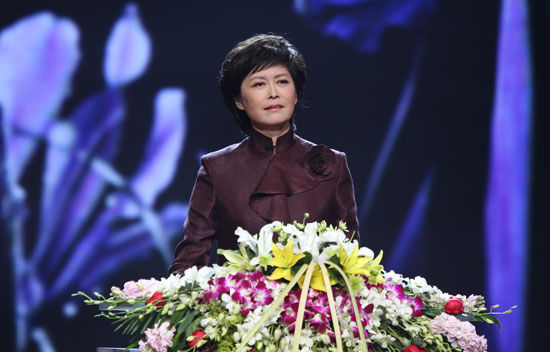 主持人敬一丹。