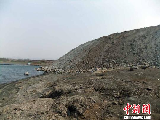 填湖造地，在鴨河水庫非法建設(shè)有越演越烈之勢。吳揚　攝