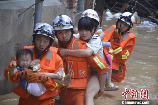 圖為漳平消防大隊涉水轉(zhuǎn)移被困群眾。