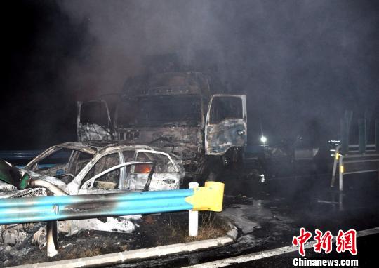 10月2日0時(shí)許，杭瑞高速貴州江口縣往銅仁市方向，距王家溝隧道出口200米處，發(fā)生一起三車追尾交通事