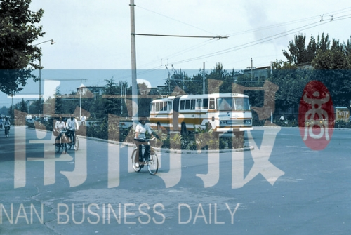 1983年的建設(shè)路，已經(jīng)有了電車