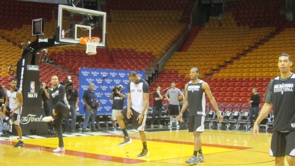 馬刺備戰(zhàn)對陣熱火的第一場總決賽比賽之前，麥蒂亮相訓(xùn)練場，受到媒體狂熱追捧，在馬刺球員中風(fēng)頭最勁，他也