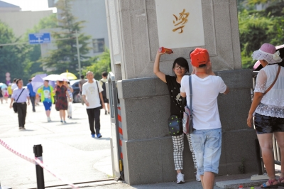 不愿排隊等待的游客只在門前留影。