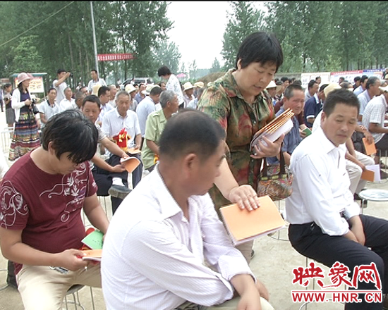 贈(zèng)送花生、玉米等農(nóng)作物高產(chǎn)栽培技術(shù)要點(diǎn)知識(shí)手冊(cè)