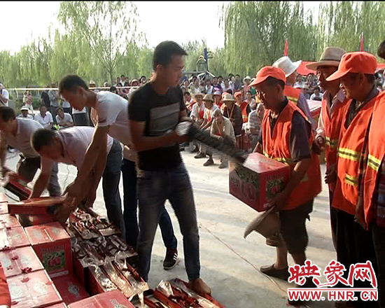 愛(ài)心人士為全鄉(xiāng)環(huán)衛(wèi)工人發(fā)放中秋月餅