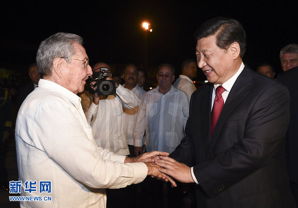 這是古巴國務(wù)委員會主席兼部長會議主席勞爾·卡斯特羅到機場為習(xí)近平送行。